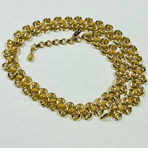 Vintage Monet Brushed Goltine Linked Necklace ~ Excellent - Picture 2 of 5